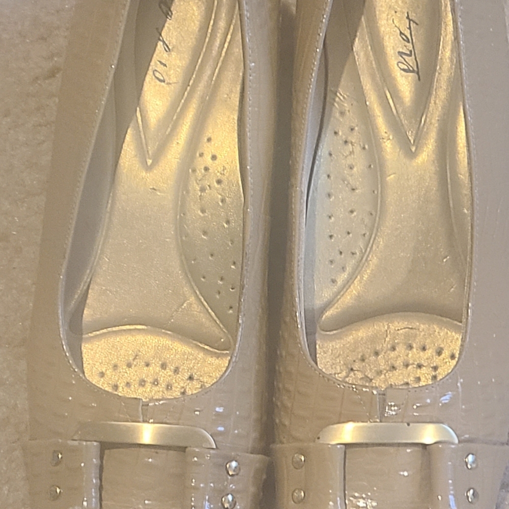 Trotters women's shoes with metal buckle